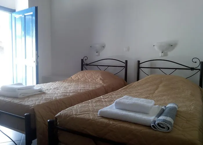 Piazza Castello Gasthuis Plaka (Milos)