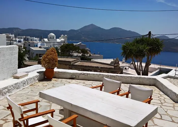 Piazza Castello Plaka (Milos)